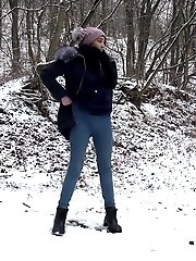 15 pictures - Pretty Eurobabe pees over snow outside