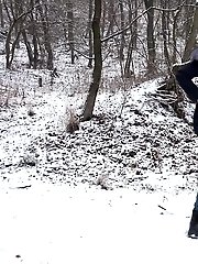 15 pictures - Pretty Eurobabe pees over snow outside