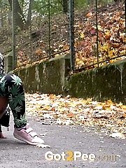15 pictures - Sexy blonde in leggings pisses on the ground