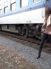 15 pictures - Cynthia Vellons pisses next to a railway line