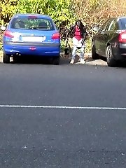 15 pictures - Shy girl needs to pee next to a busy road