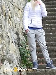 15 pictures - Two friends piss in public on the stairs