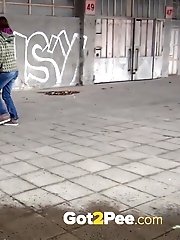 15 pictures - Pretty girl makes a big piss puddle