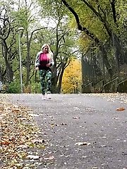 15 pictures - Sexy blonde in leggings pisses on the ground