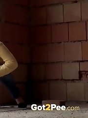 15 pictures - Blonde is househunting when she needs to pee