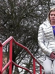 15 pictures - Claudia relieves her piss desperation in the city