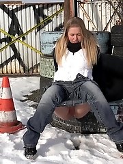 15 pictures - Violette squats in the snow to piss outside