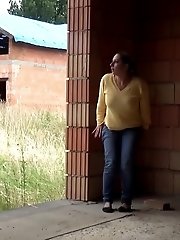 15 pictures - Blonde is househunting when she needs to pee