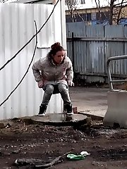 15 pictures - Sexy brunette pissing on an industrial estate