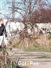 15 pictures - Babe in white capri pants pisses outside