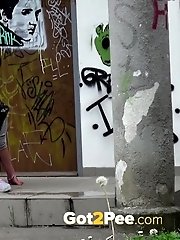 15 pictures - Teen leaves a pissy mess on the steps