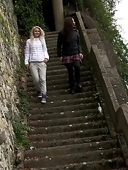 15 pictures - Two friends piss in public on the stairs