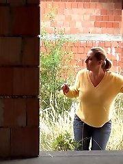 15 pictures - Blonde is househunting when she needs to pee