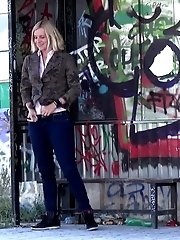 15 pictures - Blonde has fun as she pees while standing