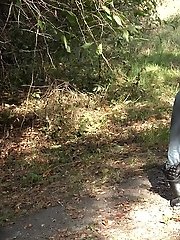 15 pictures - Gorgeous girl wearing sunglasses pees outside