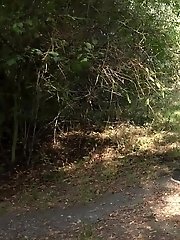 15 pictures - Gorgeous girl wearing sunglasses pees outside