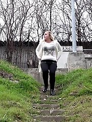 15 pictures - Pretty blonde babe sprays her juices over grass