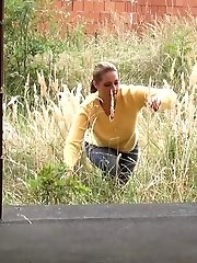 15 pictures - Blonde is househunting when she needs to pee