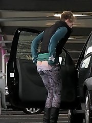 15 pictures - Pretty babe pisses in the middle of a car park