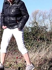 15 pictures - Babe in white capri pants pisses outside