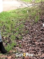 15 pictures - Blonde keeps a lookout as she pisses outside