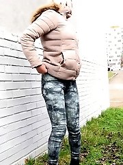 15 pictures - Blonde keeps a lookout as she pisses outside