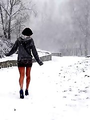 15 pictures - Sexy girl melts snow as she pisses outside