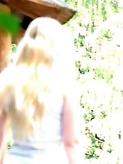 15 pictures - Gorgeous babe in flip flops makes a piss puddle