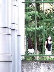 15 pictures - Gorgeous babe is desperate to pee outside