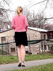 15 pictures - Pretty strawberry blonde sprays her golden pee