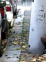 15 pictures - Sexy blonde pulls down her leggings to pee