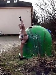 15 pictures - Flexibility is key in this public pissing scene