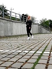 15 pictures - Sexy blonde squats outside to piss in the city