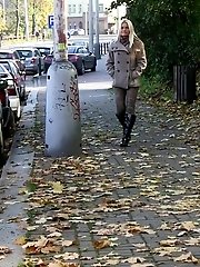 15 pictures - Sexy blonde pulls down her leggings to pee
