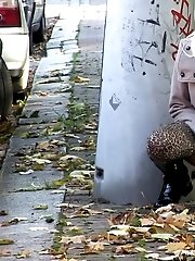 15 pictures - Sexy blonde pulls down her leggings to pee
