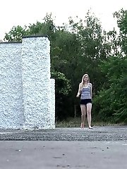 15 pictures - Blonde pisses behind a white wall outside