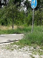 15 pictures - Blonde needs to piss when she is rollerskating