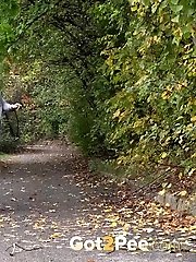 15 pictures - Girlfriends have fun as they pee together