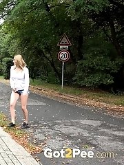 15 pictures - Gorgeous babe in hotpants pisses outside