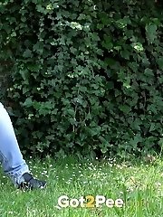15 pictures - Piss sprinkles onto the grass as this girl pees