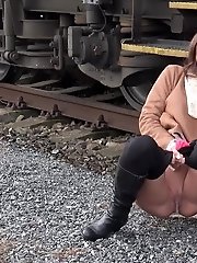 15 pictures - Cynthia Vellons pisses next to a railway line