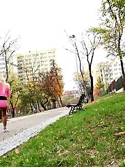 15 pictures - Hot blonde in pink pisses outside on grass