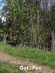 15 pictures - Blonde in jeggings pisses on a dirt track