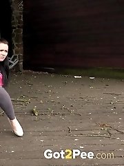 15 pictures - Dark haired babe sprays her piss outside