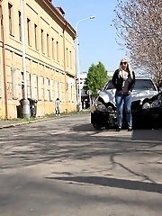 15 pictures - Pretty blonde in sunglasses pisses in the city