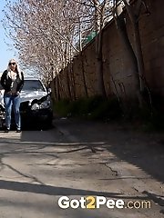 15 pictures - Pretty blonde in sunglasses pisses in the city
