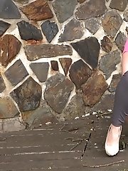 15 pictures - Dark haired babe sprays her piss outside