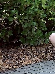 15 pictures - Shy girl pisses while a cyclist rides by