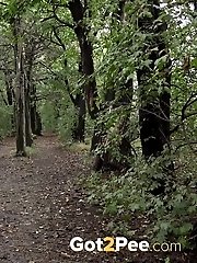 15 pictures - Sexy girl in camouflage leggings pisses in woods