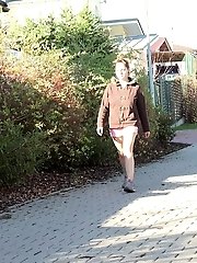 15 pictures - Shy girl pisses while a cyclist rides by